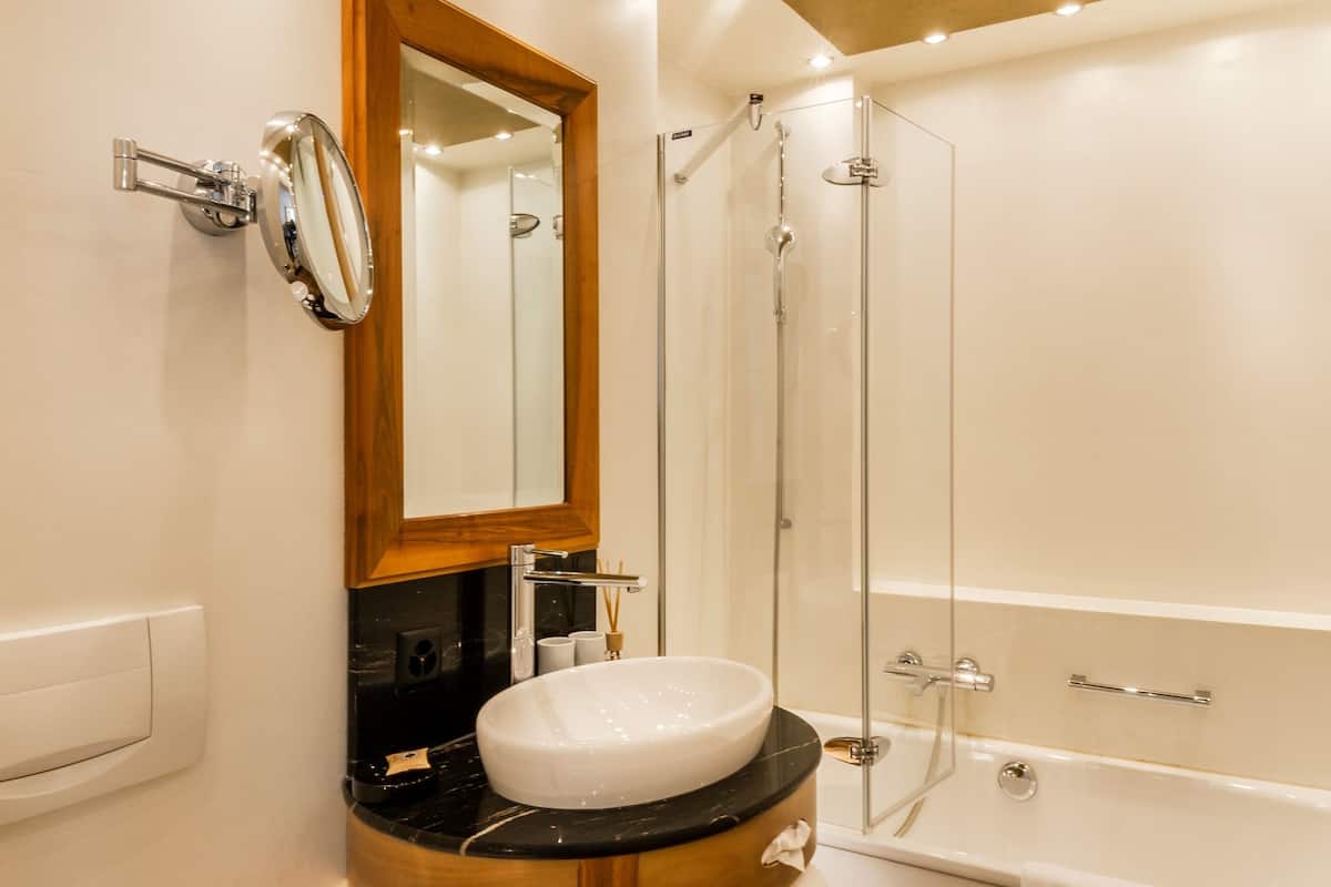 combined shower/bathtub, free toiletries, hair dryer, slippers