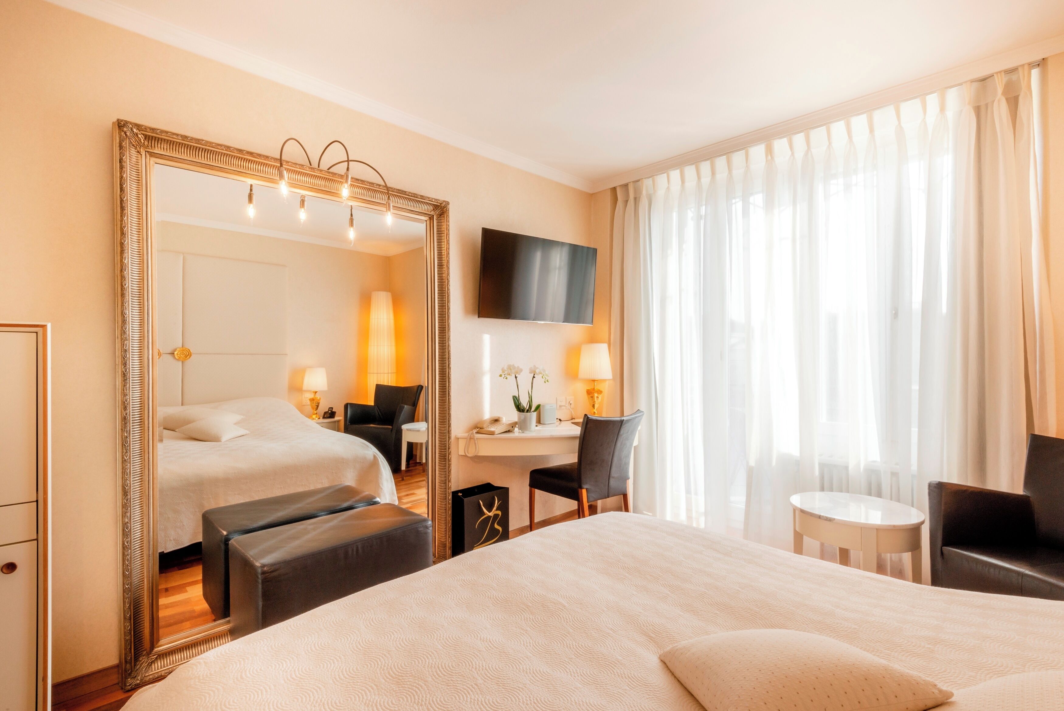 Hypo-allergenic bedding, minibar, in-room safe, desk