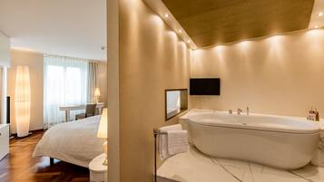 Suite, Hot Tub, River View (with Balcony) | Bathroom