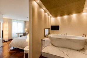 Suite, Hot Tub, River View (with Balcony) | Bathroom | Combined shower/tub, free toiletries, hair dryer, slippers - Hotel Des Balances (Lucerne)
