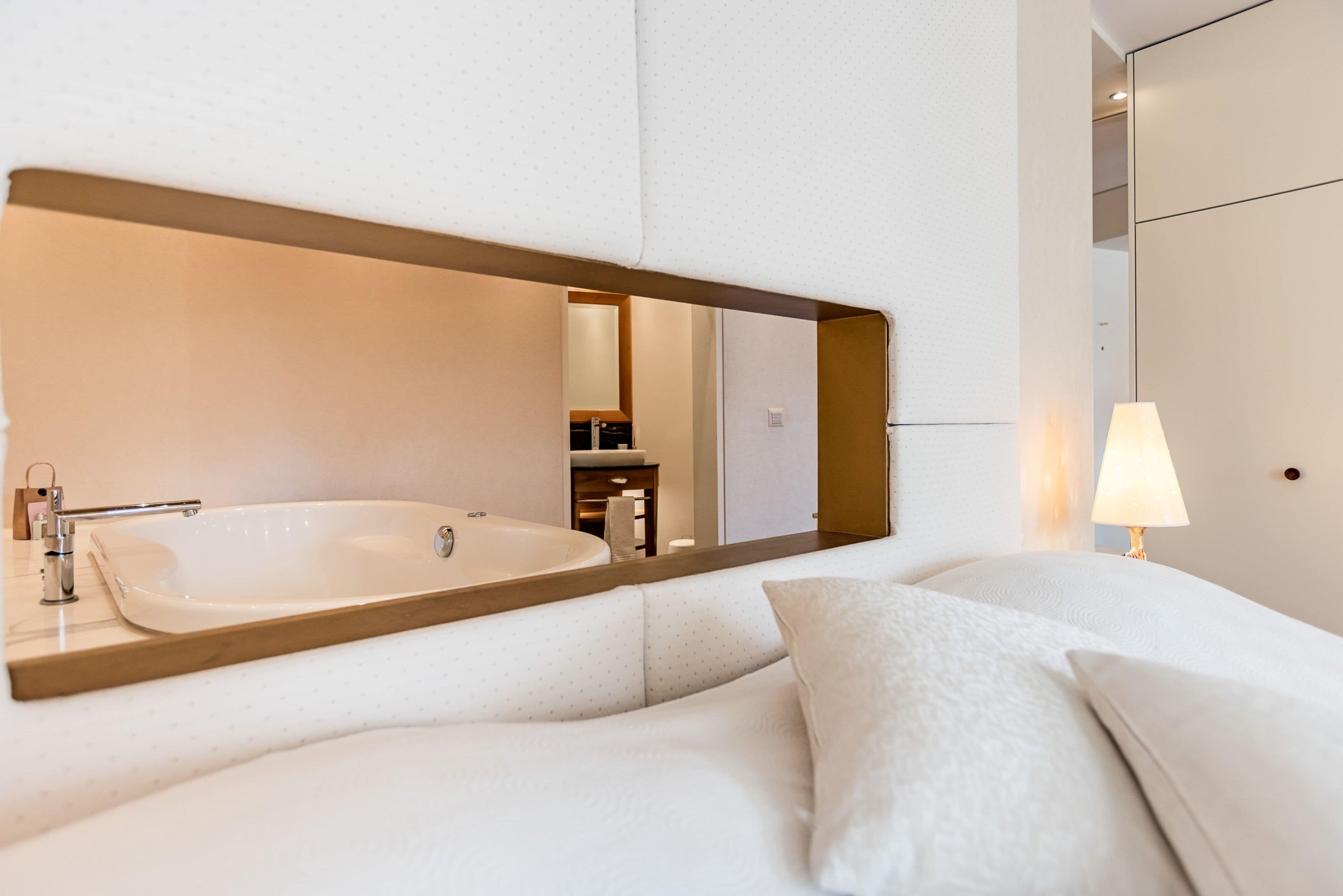 suite, hot tub, river view (with balcony) | hypo-allergenic bedding, minibar, in-room safe, desk