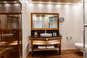 Suite, Hot Tub, River View (with Balcony) | Bathroom