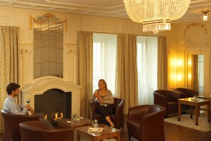 Lobby lounge