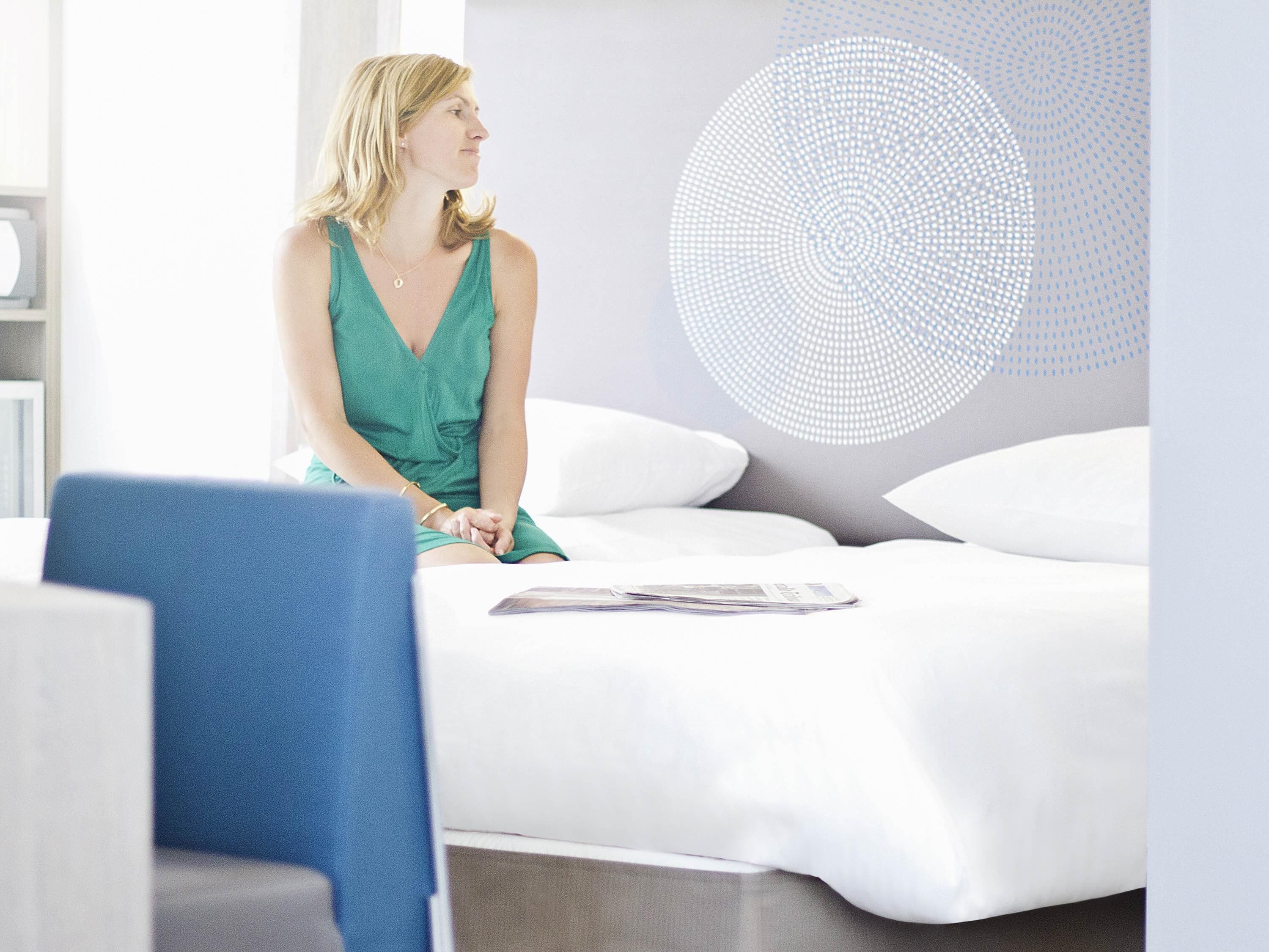 Escritorio, cortinas blackout y tabla de planchar con plancha 