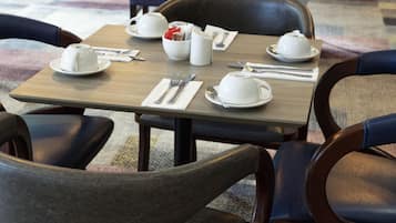 Desayuno buffet (GBP 12.50 por persona)