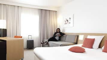 Executive Room, 1 Queen Bed with Sofa bed | Living area