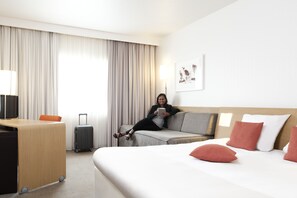 Executive Room, 1 Queen Bed with Sofa bed | Living area | 26-inch LCD TV with digital channels, TV