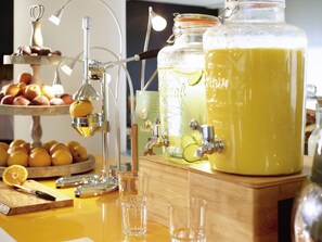 Se ofrece un desayuno bufé todos los días (por un coste adicional)