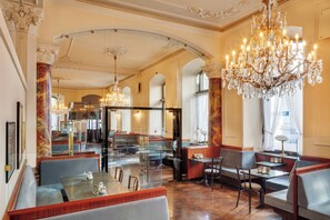 Se sirven desayunos, almuerzos y cenas; cocina internacional