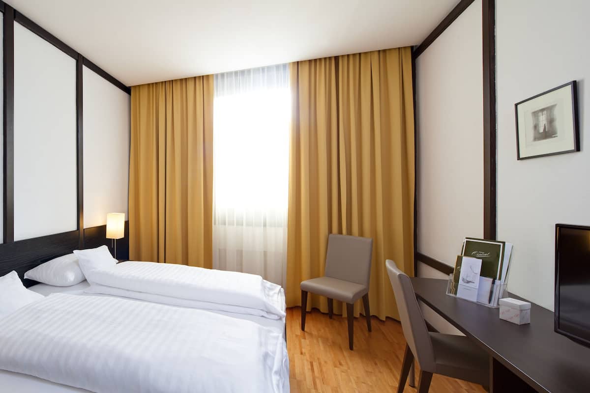Premium bedding, minibar, in-room safe, iron/ironing board