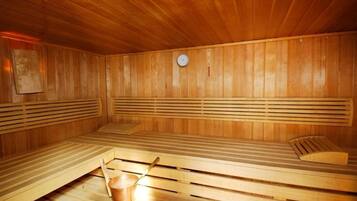 Un sauna avec des bancs en bois et un plancher en bois.