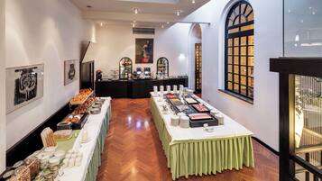 Desayuno a la carta (EUR 19 por persona)