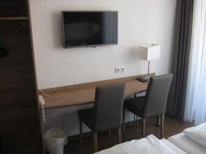 Comfort Quadruple Room | Down comforters, soundproofing, iron/ironing board, bed sheets - Hotel S16 (Munich)