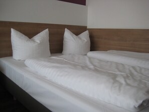 Comfort Quadruple Room | Down comforters, soundproofing, iron/ironing board, bed sheets - Hotel S16 (Munich)
