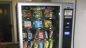 A vending machine with various snack and drink options. - Hotel S16 (Munich)