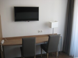 ألحفة محشوة بالريش وتجهيزات عازلة للصوت ومكواة/لوح كي وملاءات أسرّة