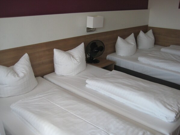 Comfort Quadruple Room | Down duvets, soundproofing, iron/ironing board, free WiFi