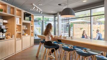 Café da manhã com buffet todos os dias (CHF 19.00 por pessoa)