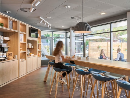 Desayuno buffet diario (CHF 19.00 por persona). ibis Chur