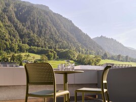 Escritorio, cortinas blackout y tabla de planchar con plancha 