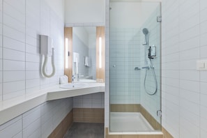 Een douche, milieuvriendelijke toiletartikelen, een haardroger