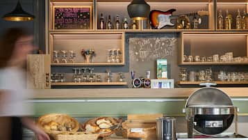 Café da manhã com buffet todos os dias (CHF 19.00 por pessoa)