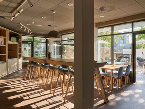 Daily buffet breakfast (CHF 19.00 per person)