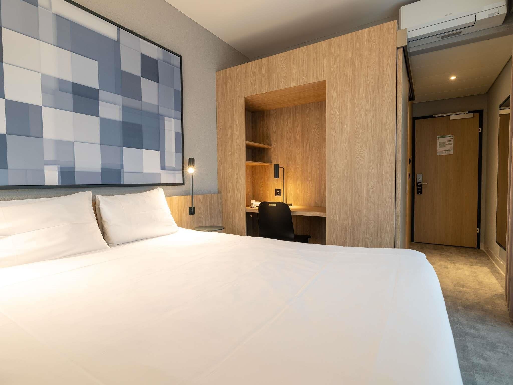 Escritorio, cortinas blackout y tabla de planchar con plancha 