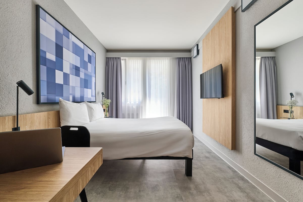 Chambre supĂ©rieure, 1 lit double, balcon | Bureau, rideaux dâobscurcissement, fer et planche Ă repasser