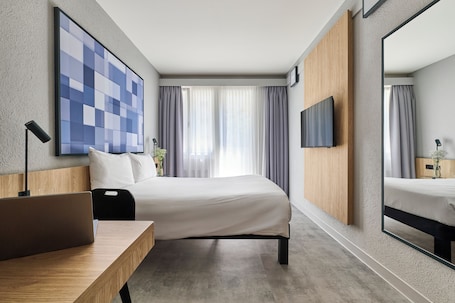 Escritorio, cortinas blackout y tabla de planchar con plancha