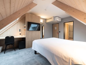 Chambre Deluxe, 1 lit double et 1 canapĂ©-lit | Bureau, rideaux dâobscurcissement, fer et planche Ă repasser