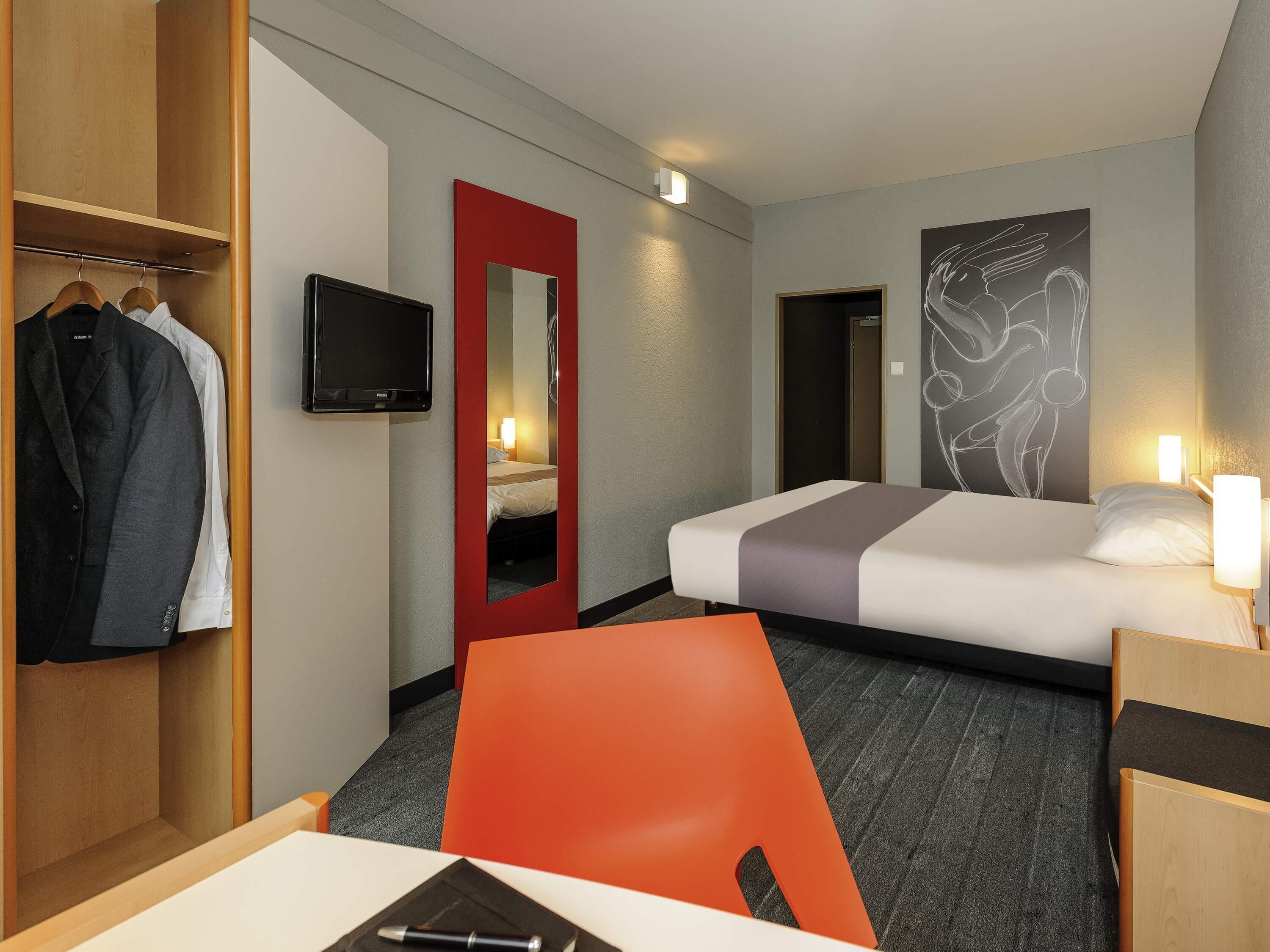 Skrivebord, blendingsgardiner og strykejern/-brett