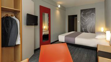 Skrivebord, blendingsgardiner og strykejern/-brett