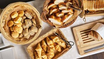 Petit déjeuner buffet servi tous les jours en supplément