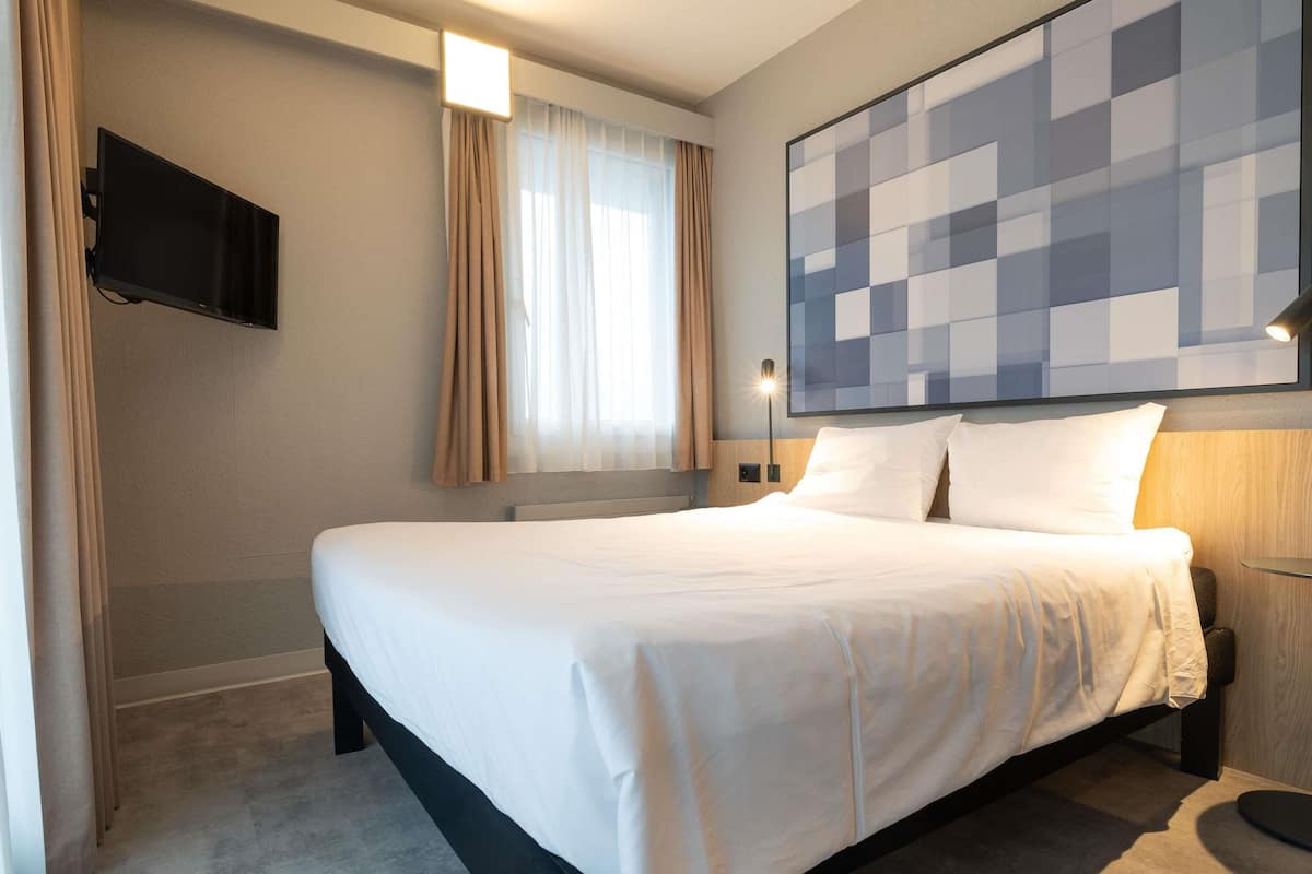 Desk, blackout curtains, iron/ironing board, free cots/infant beds