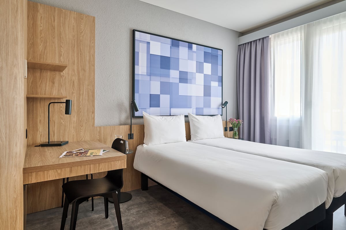 Chambre supĂ©rieure, 2 lits jumeaux, balcon | Bureau, rideaux dâobscurcissement, fer et planche Ă repasser