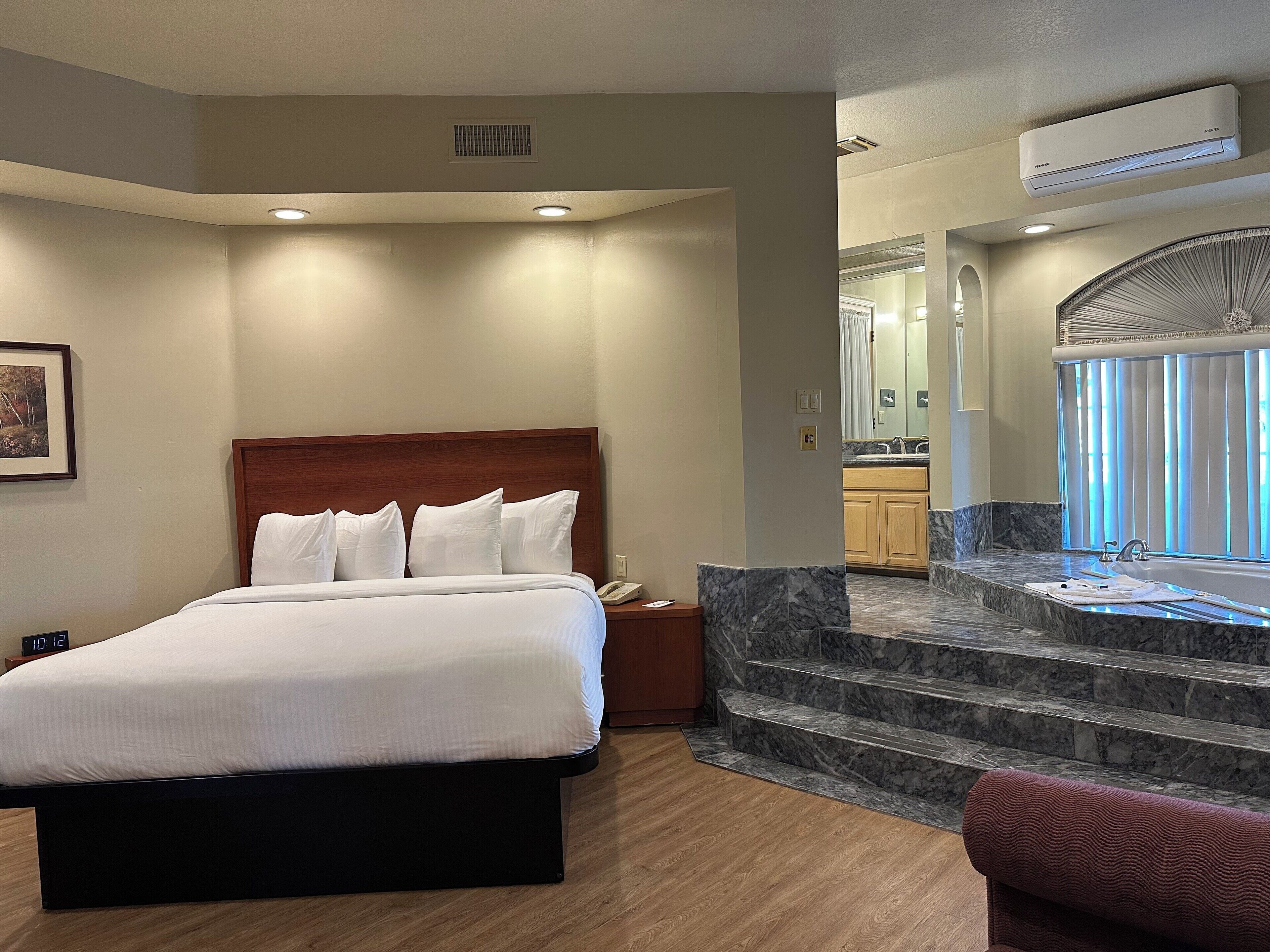 Quarto superior | Cofres nos quartos, ferros/tábuas de passar roupa, Wi-Fi de cortesia