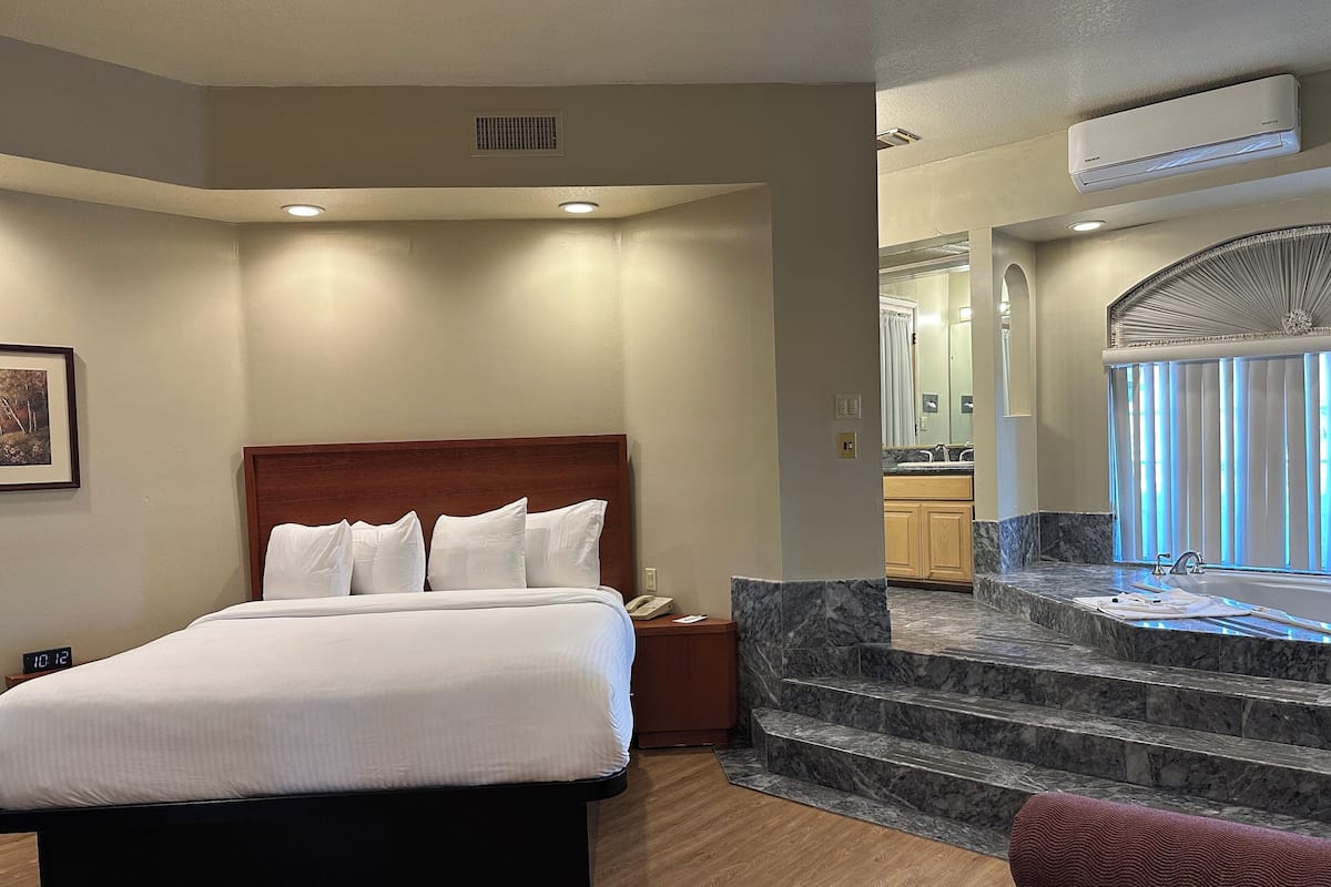 Jacuzzi Suite | In-room safe, iron/ironing board, free WiFi, bed sheets