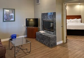 高級客房 | 起居區 | 42-吋智慧型電視，提供數位頻道