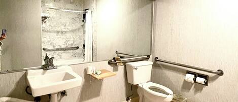 Ein Badezimmer mit Waschbecken, Toilette und Spiegel.