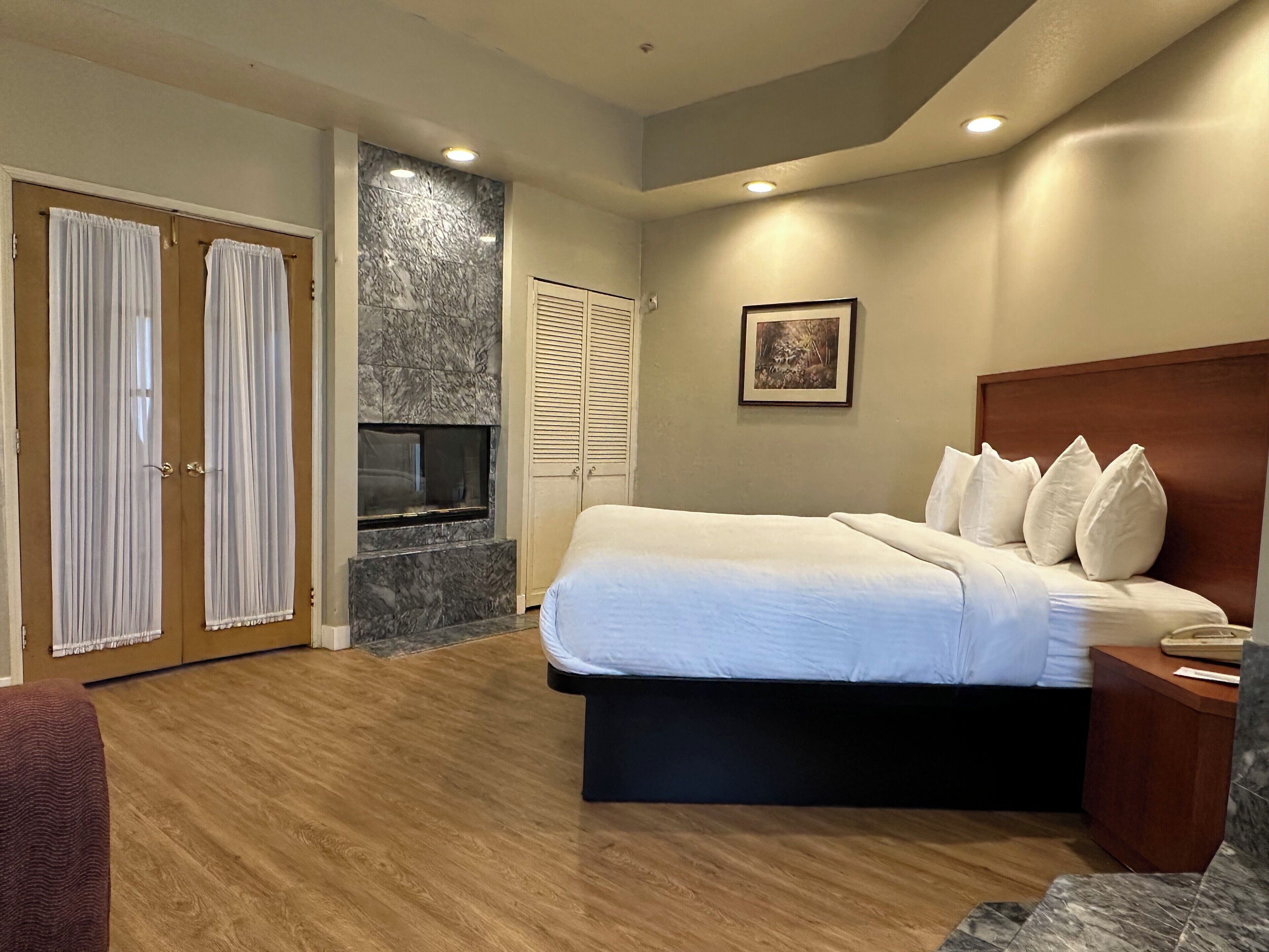 خزنة داخل الغرفة ومكواة/لوح كي وواي فاي مجانًا وملاءات أسرّة