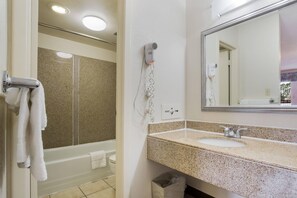 Standard Room, 2 Double Beds, Non Smoking | Iron/ironing board, free cots/infant beds, rollaway beds, free WiFi - Econo Lodge Williamsburg Historic Area (Williamsburg)