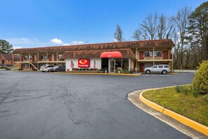 Guests can enjoy a home away from home at this two-story motel with a balcony overlooking the surrounding area.