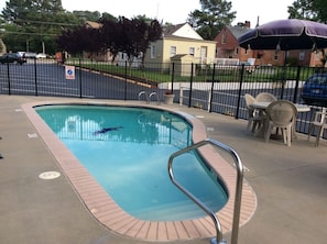 Una piscina al aire libre de temporada