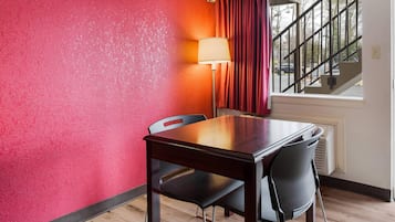 Rom – standard, 1 kingsize-seng, ikke-røyk | Strykejern/-brett og barnesenger (inkludert)