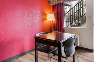 Habitación estándar, 1 cama de matrimonio grande, no fumadores | Tabla de planchar con plancha, cunas gratuitas, camas supletorias