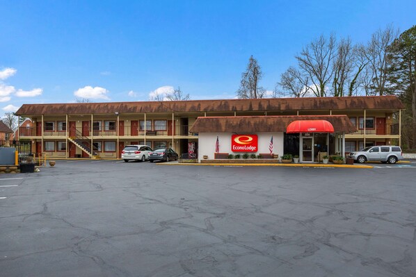 Guests can park their vehicles under the covered entrance of the EconoLodge.