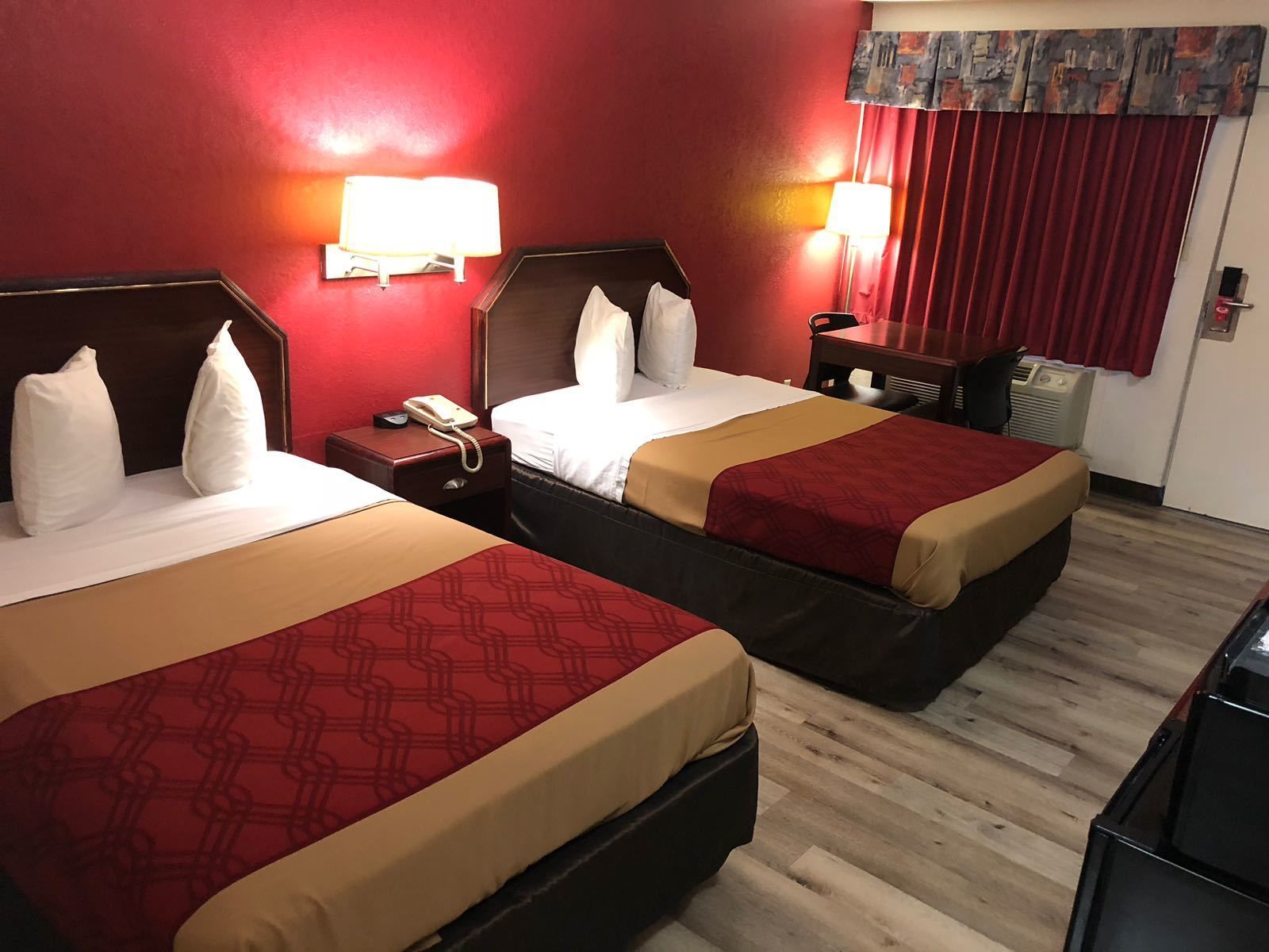 Bügeleisen/Bügelbrett, kostenlose Babybetten, Zustellbetten