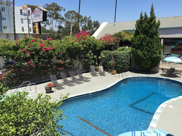 Una piscina al aire libre