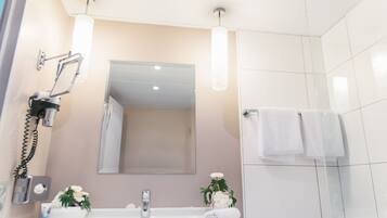 Privilege, Habitación, 1 cama doble | Baño | Ducha y bañera combinadas y artículos de higiene personal ecológicos